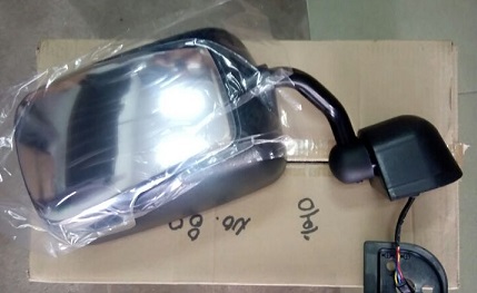 mặt sau gương bên lái