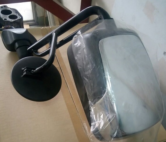 mặt sau gương bên phụ