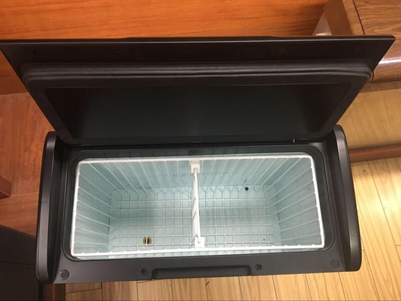 Bên trong tủ lạnh xe khách