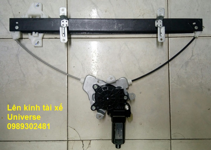 Lên kính tài xe xe 47 chỗ Universe